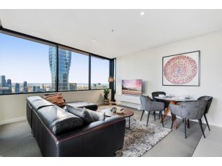 Chic Central Pad with City Views Pool and Gym Apartment, Melbourne - 1