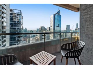 Chic Central Pad with City Views Pool and Gym Apartment, Melbourne - 5