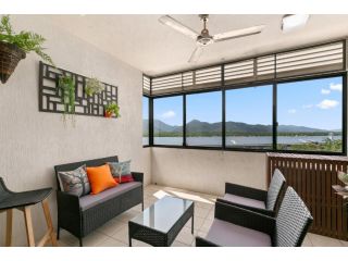 Belle Escapes - Chic City Apartment with Waterfront Views Apartment, Cairns - 4