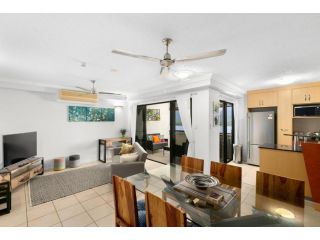 Belle Escapes - Chic City Apartment with Waterfront Views Apartment, Cairns - 1