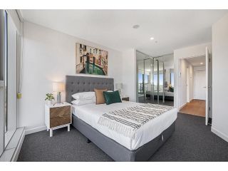 High-Rise Balcony Unit with City Views, Gym, Pool Apartment, Melbourne - 3