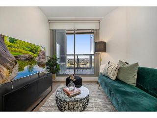 High-Rise Balcony Unit with City Views, Gym, Pool Apartment, Melbourne - 2