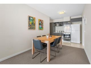 Chic Inner City Convenience with secure parking Apartment, Melbourne - 5