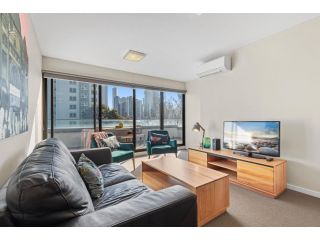 Chic Inner City Convenience with secure parking Apartment, Melbourne - 2