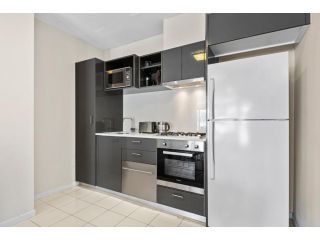 Chic Inner City Convenience with secure parking Apartment, Melbourne - 3