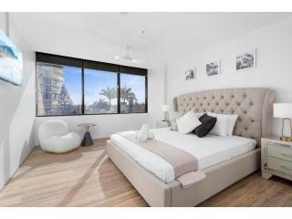 Circle on Cavil Canal Views huge apartment Apartment, Gold Coast - 3