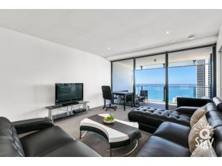 Circle on Cavill â€“ 1 Bedroom + Study Ocean - 7 Night Special! Apartment, Gold Coast - 2