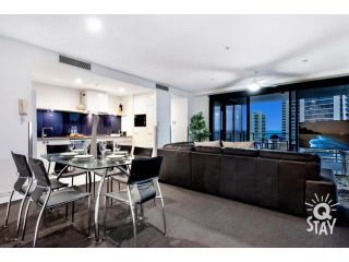 Circle on Cavill â€“ 2 Bedroom Ocean SPA Apartment in the centre of Surfers Paradise! Apartment, Gold Coast - 4