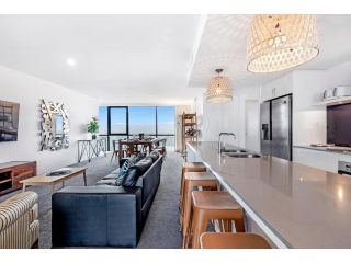 Circle on Cavill â€“ 2 Bedroom Ocean SPA, Sleeps 6! Apartment, Gold Coast - 2