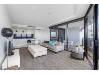 Circle on Cavill Modern 1 Bedroom + Study SPA Hinterland - QSTAY Apartment, Gold Coast - 5