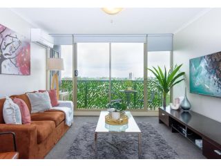 City skyline views with swimming pool! Apartment, Melbourne - 2