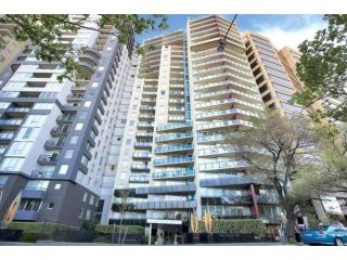 City skyline views with swimming pool! Apartment, Melbourne - 1