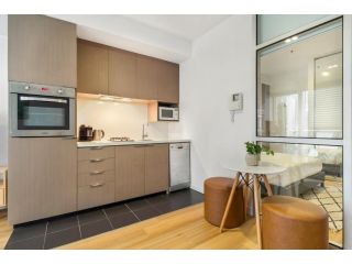 Modern Apartment 15 Minutes From The City by Tram Apartment, Melbourne - 3