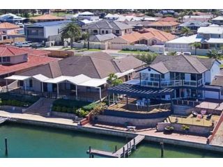 Canal Home- Close to City, Beach, Golf Course, Park Guest house, Mandurah - 4