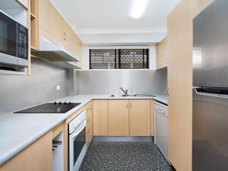 Cobden Court Unit 2 - Airconditioned unit in a beachside position Rainbow Bay Apartment, Gold Coast - 4