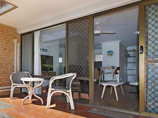 Cobden Court Unit 2 - Airconditioned unit in a beachside position Rainbow Bay Apartment, Gold Coast - 1