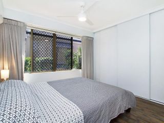 Cobden Court Unit 2 - Airconditioned unit in a beachside position Rainbow Bay Apartment, Gold Coast - 3