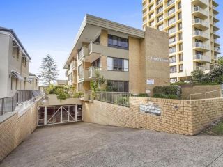 Cobden Court Unit 5 - 2 bedroom unit one street from the beach Apartment, Gold Coast - 4