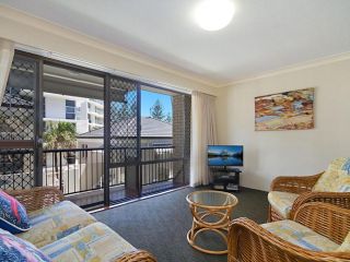 Cobden Court Unit 5 - 2 bedroom unit one street from the beach Apartment, Gold Coast - 1