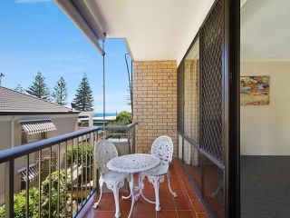 Cobden Court Unit 5 - 2 bedroom unit one street from the beach Apartment, Gold Coast - 2