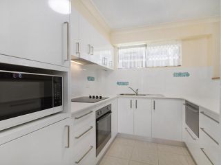 Cobden Court Unit 5 - 2 bedroom unit one street from the beach Apartment, Gold Coast - 5