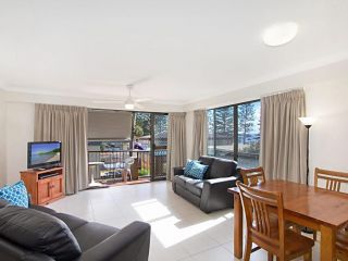 Cobden Court Unit 6 - 2 bedroom unit one street from the beach Apartment, Gold Coast - 2