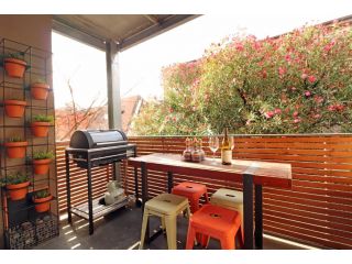 Colour Pop Fitzroy - Pets, Parking, Balcony, 3bdrm Guest house, Melbourne - 2