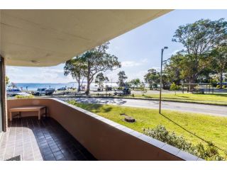 Columbia 1 12 Columbia Close large unit with fantastic water views Apartment, Nelson Bay - 3