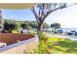 Columbia 1 12 Columbia Close large unit with fantastic water views Apartment, Nelson Bay - 4