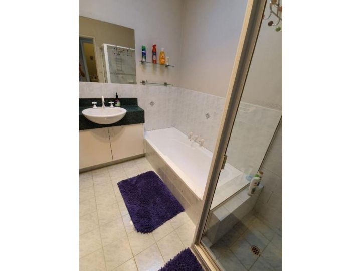 Comfortable 2BDR Unit with Lush Serene Garden Apartment, Perth - imaginea 12