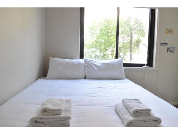 Comfortable 2BDR Unit with Lush Serene Garden Apartment, Perth - imaginea 3