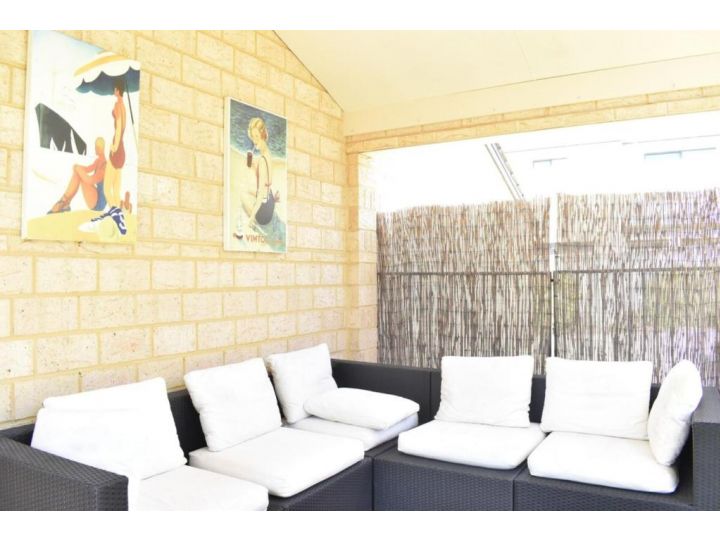 Comfortable 2BDR Unit with Lush Serene Garden Apartment, Perth - imaginea 13