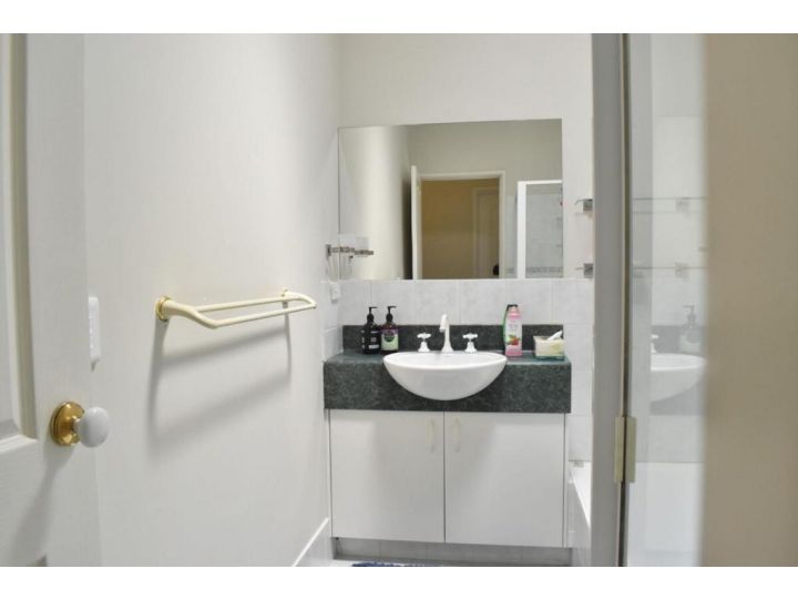 Comfortable 2BDR Unit with Lush Serene Garden Apartment, Perth - imaginea 5