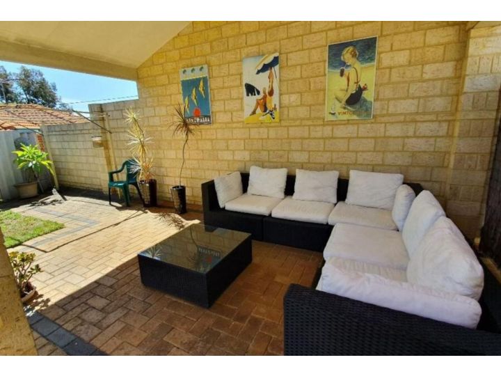 Comfortable 2BDR Unit with Lush Serene Garden Apartment, Perth - imaginea 11