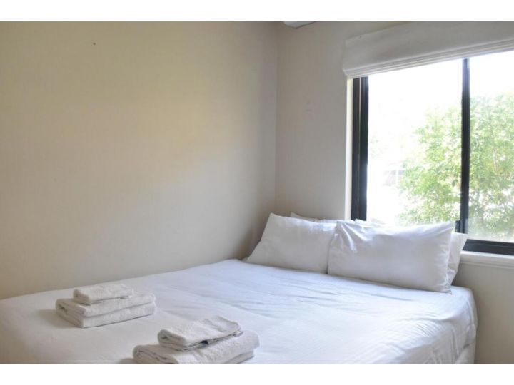 Comfortable 2BDR Unit with Lush Serene Garden Apartment, Perth - imaginea 9