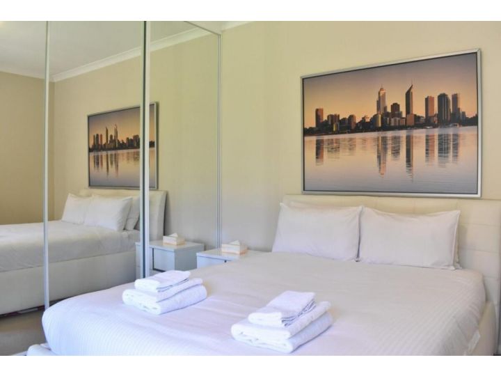 Comfortable 2BDR Unit with Lush Serene Garden Apartment, Perth - imaginea 4