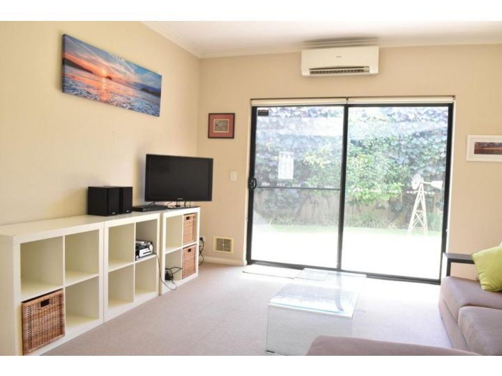 Comfortable 2BDR Unit with Lush Serene Garden Apartment, Perth - imaginea 7