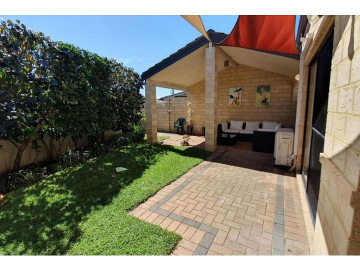 Comfortable 2BDR Unit with Lush Serene Garden Apartment, Perth - imaginea 1