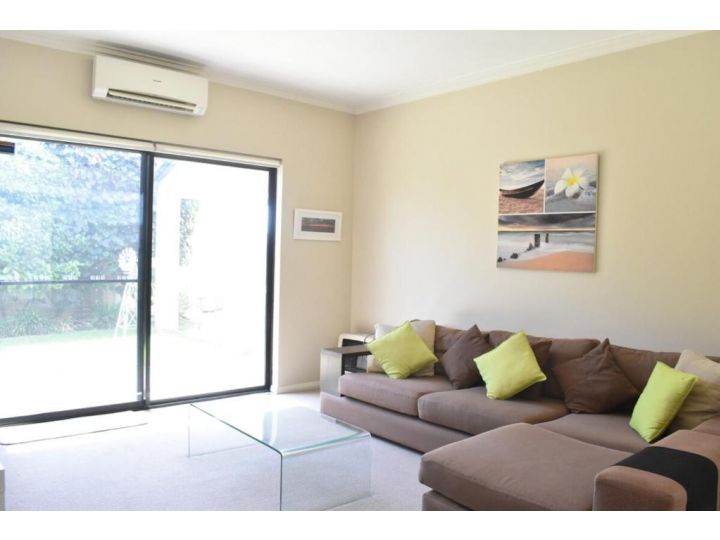 Comfortable 2BDR Unit with Lush Serene Garden Apartment, Perth - imaginea 2