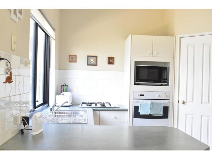 Comfortable 2BDR Unit with Lush Serene Garden Apartment, Perth - imaginea 6