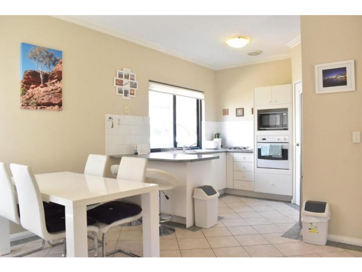 Comfortable 2BDR Unit with Lush Serene Garden Apartment, Perth - imaginea 10