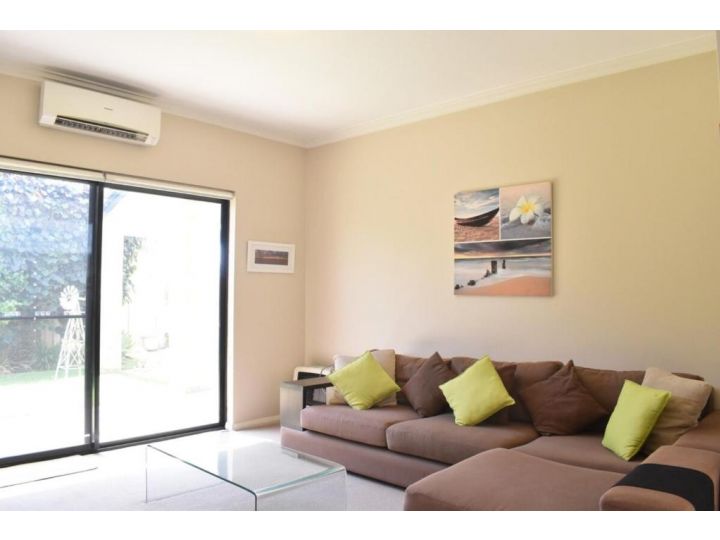 Comfortable 2BDR Unit with Lush Serene Garden Apartment, Perth - imaginea 8