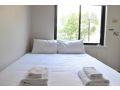 Comfortable 2BDR Unit with Lush Serene Garden Apartment, Perth - thumb 3