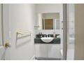 Comfortable 2BDR Unit with Lush Serene Garden Apartment, Perth - thumb 5