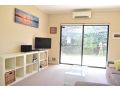 Comfortable 2BDR Unit with Lush Serene Garden Apartment, Perth - thumb 7