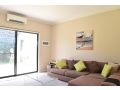 Comfortable 2BDR Unit with Lush Serene Garden Apartment, Perth - thumb 8