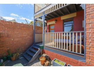 Comfy terrace with balcony- stroll cafes & city Guest house, Hobart - 2