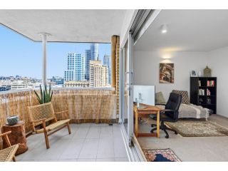 Contemporary 2-Bed with Stunning City Views Apartment, Melbourne - 1