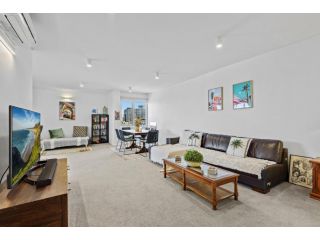 Contemporary 2-Bed with Stunning City Views Apartment, Melbourne - 2